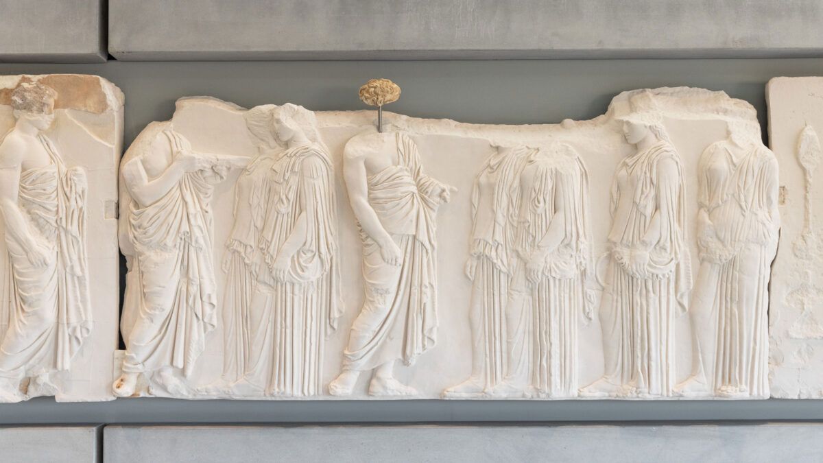 One of the two head fragments which have already found their place in the frieze, the upper part of a youth’s head. It comes from the east frieze.