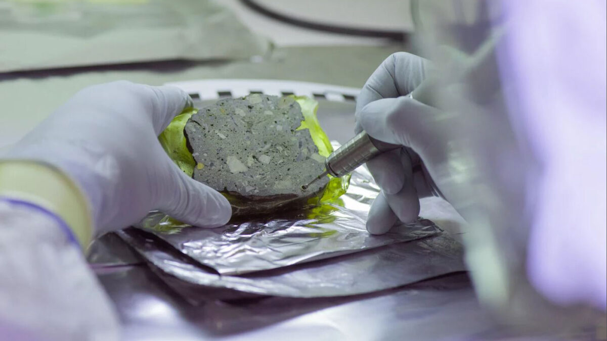 Sampling of an undisturbed block of impregnated sediment for ancient DNA analyses. © MPI f. Evolutionary Anthropology
