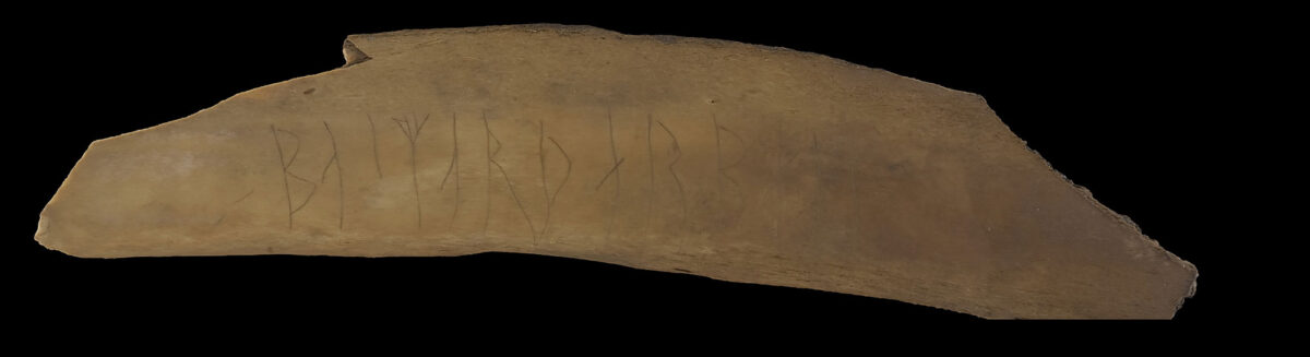 Two interpretationsThe runes on this bone spells «basmarþærbæin». The inscription has two probable interpretations, says Zilmer. Photo: Jani Causevic, NIKU