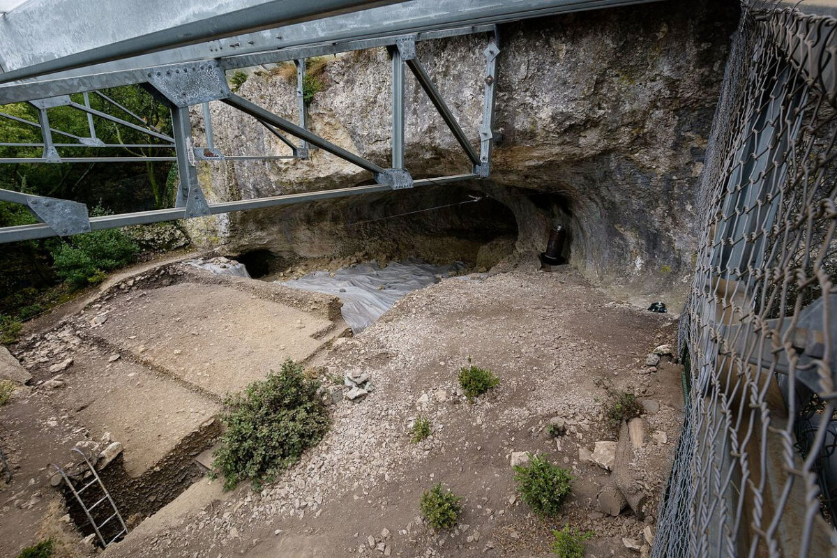 Grotte Mandrin in France (image: Thilo Parg — Travail personnel, CC BY-SA 4.0, https://commons.wikimedia.org/w/index.php?curid=52095520).
