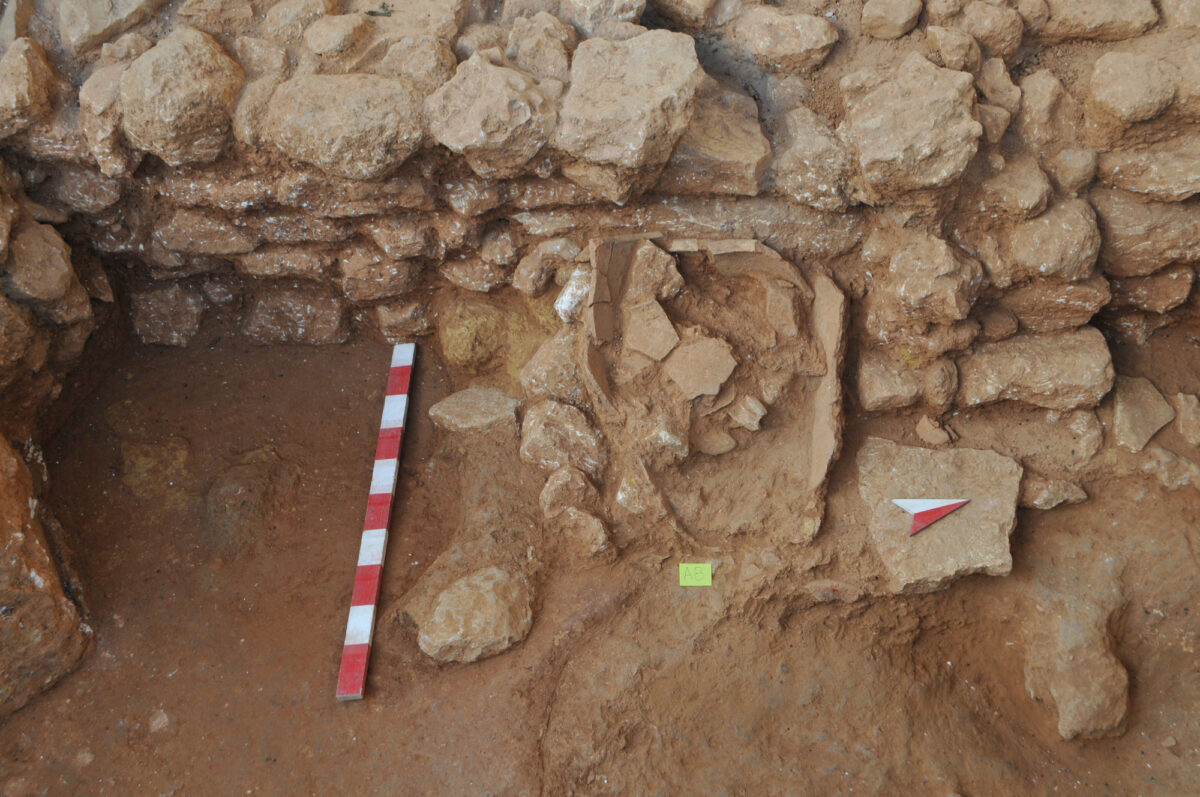 Fig. 10. Excavation on Kanevaro and Skordilon streets (plot Lionaki-Vlamaki). The broken pithos can be seen in situ in front of the wall of the room.