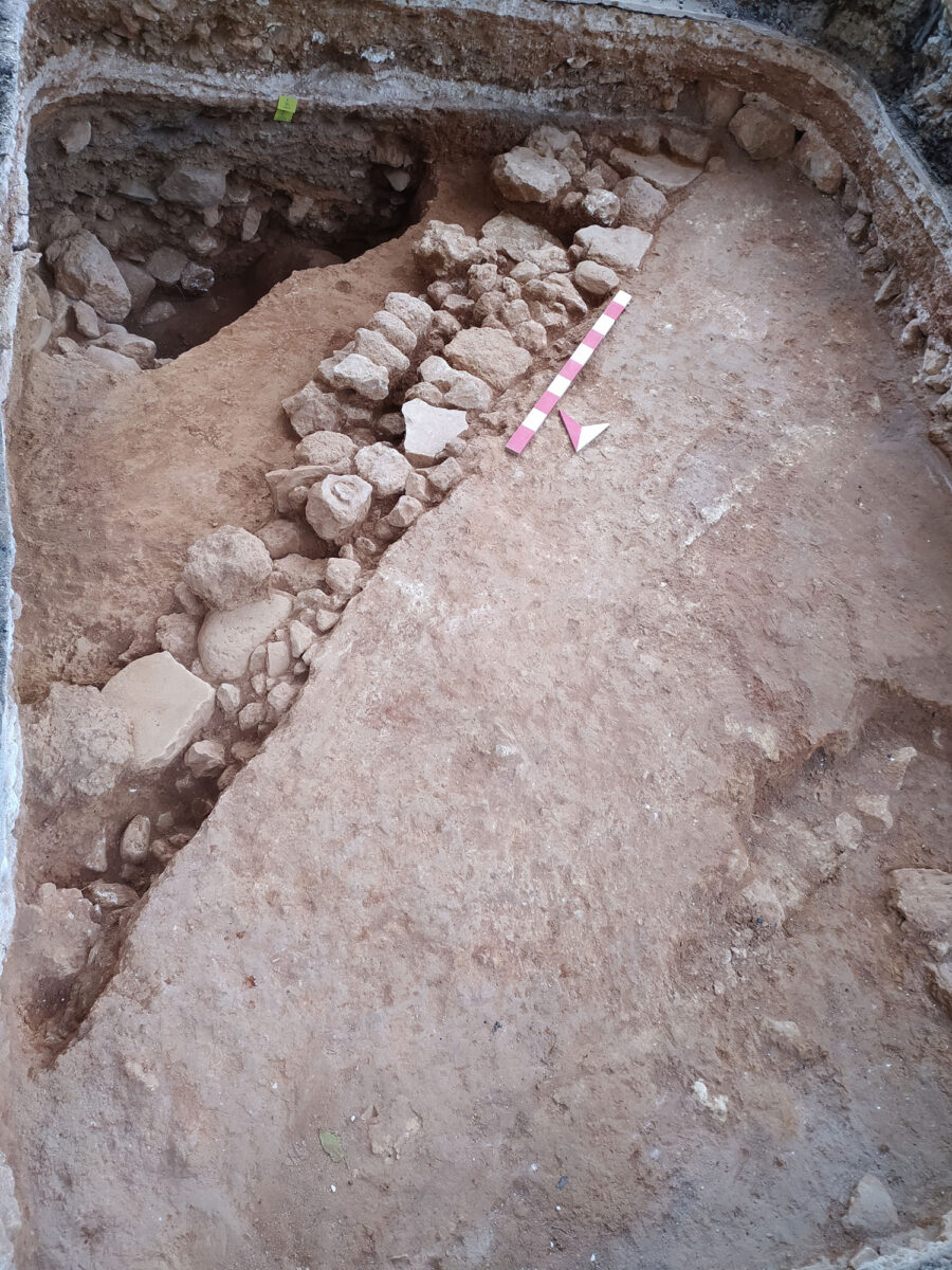 Fig. 12. Excavation on Kanevaro and Skordilon streets (Lionaki-Vlamaki plot). The strong floor of a very thick layer of clay, from the northwest.