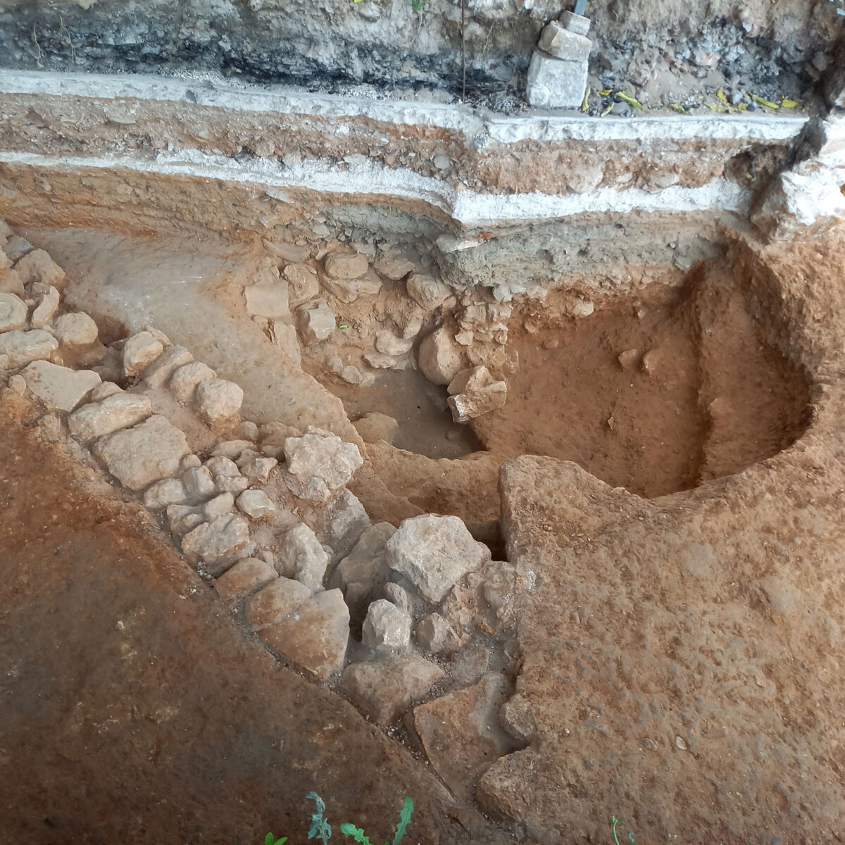 Fig. 13. Excavation on Kanevaro and Skordilon streets (Lionaki-Vlamaki plot). The large depository with the multitude of pottery of the 14th c. BC (end of the Late Minoan IIIA1 period).