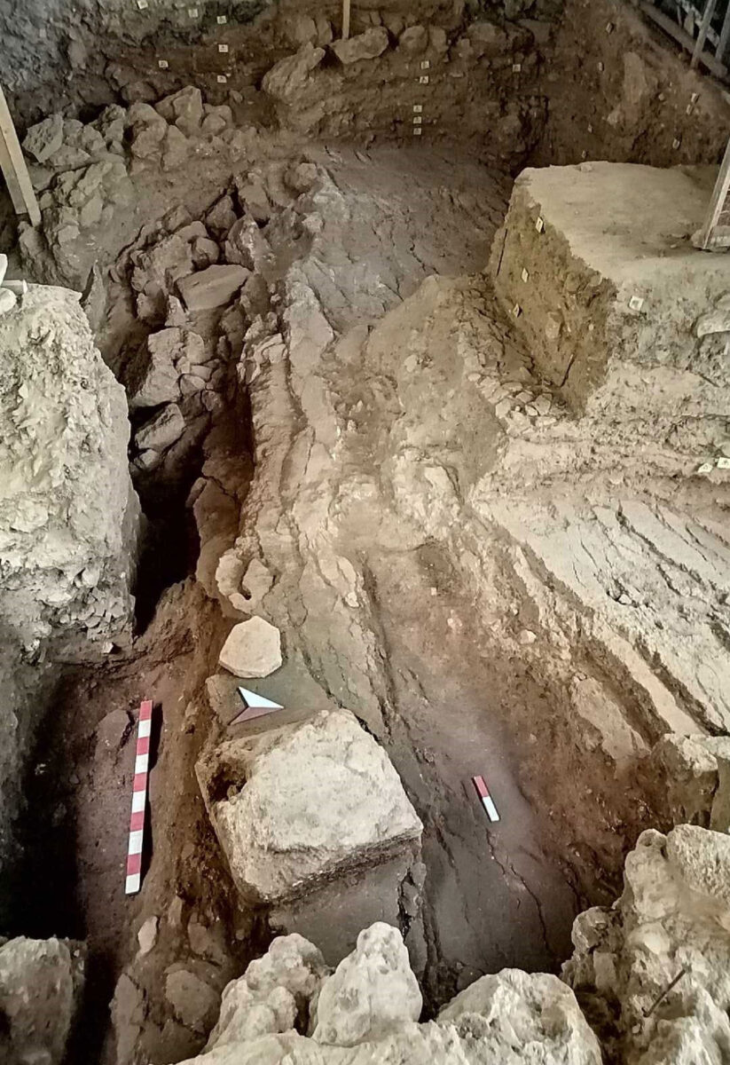 Fig. 2. The site of this year's excavation from the east. The deepest point of the fault can be seen with precipitated parts of the large room with the gravel-lime floor.