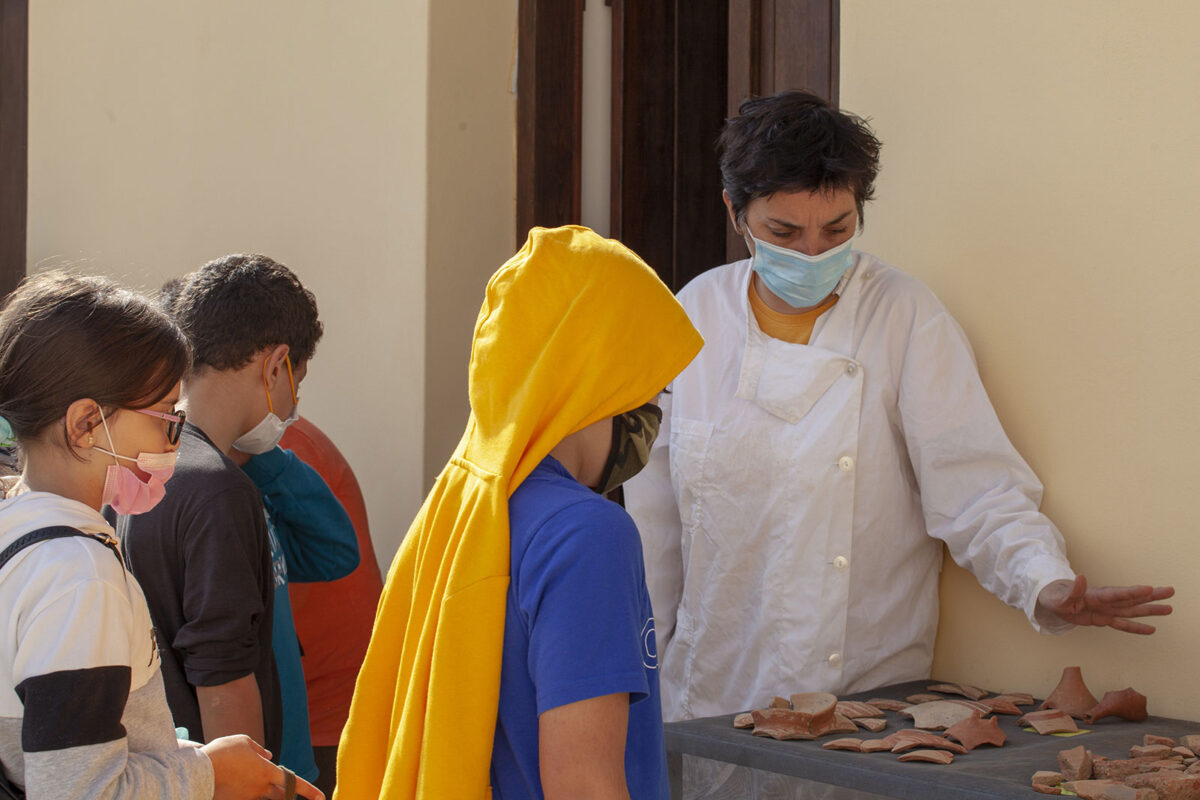 Fig. 23. Excavation on Kanevaro and Skordilon streets (plot Lionaki - Vlamaki). Young pupils participating in the “Daedala” activity.

