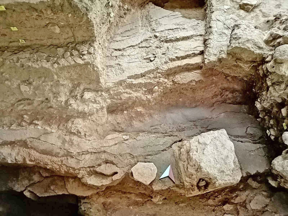 Fig. 3. Excavation on 1 Katre Street. Detail of cracked and precipitated floor. Base for column in situ.