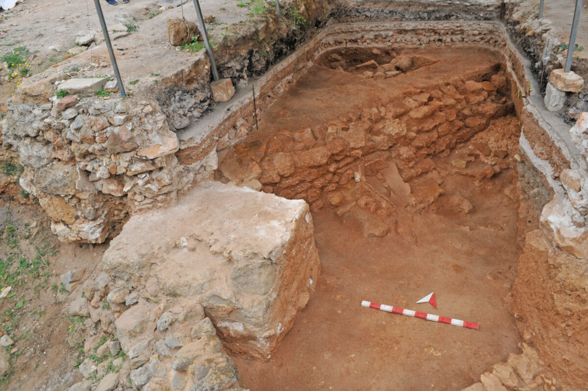 Fig. 9. Excavation on Kanevaro and Skordilon streets (plot Lionaki-Vlamaki). The broken pithos can be seen in situ in front of the wall of the room.