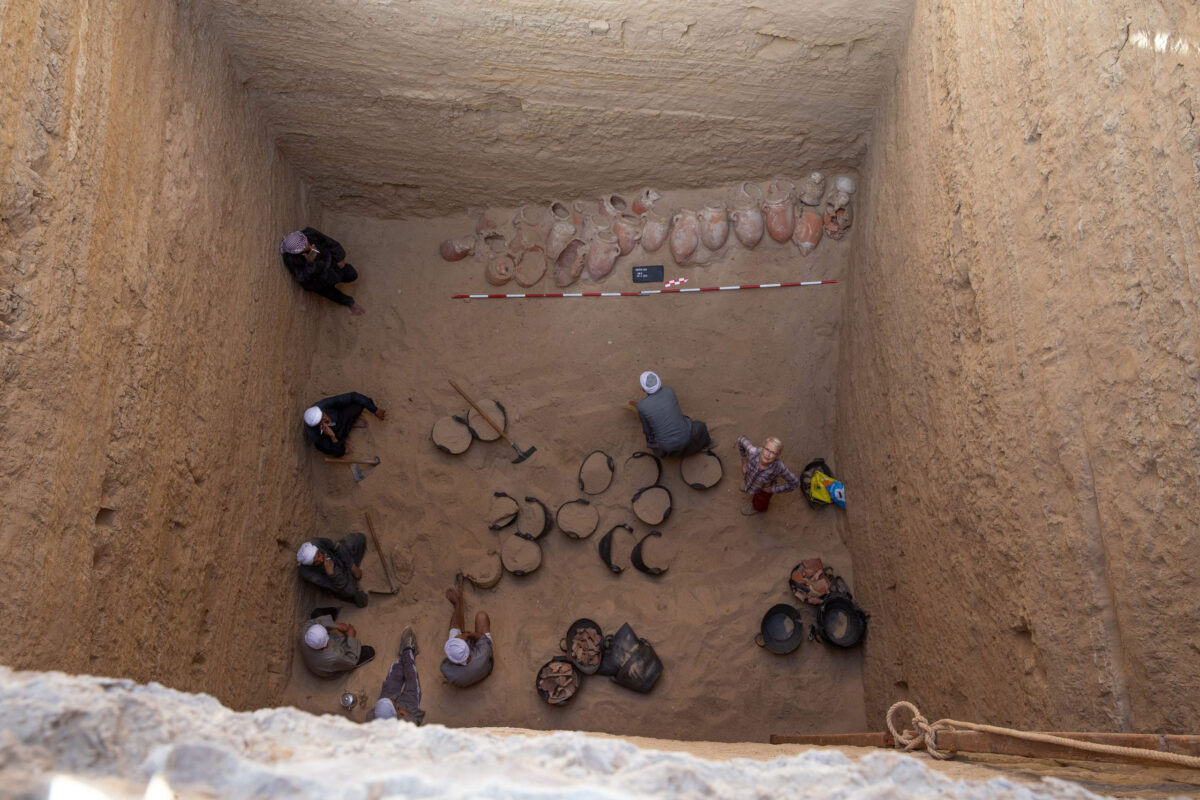 The shaft of the largest embalming deposit discovered in Abusir during the excavation works of the Czech Institute of Egyptology. Author: Petr Košárek, © archives of the Czech Institute of Egyptology.