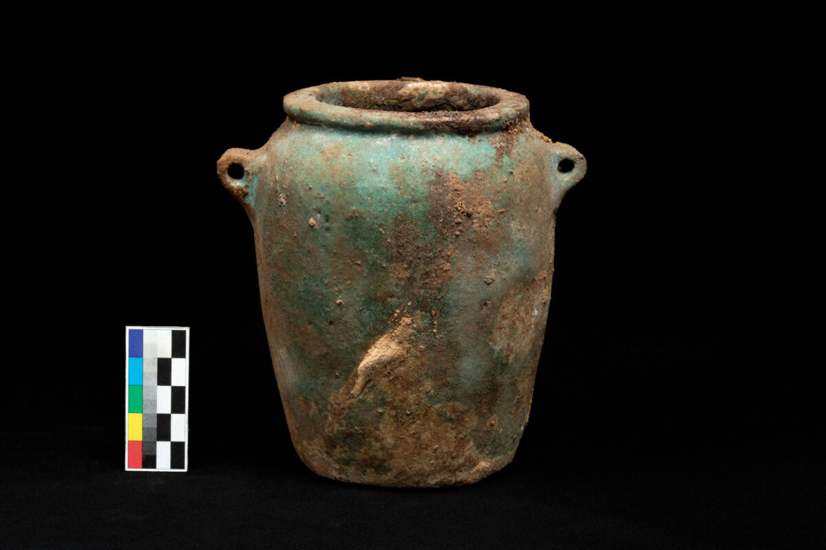 A heart-shaped vessel from the embalming deposit of Wahibre-mery-Neith. Author: Petr Košárek, © archives of the Czech Institute of Egyptology.