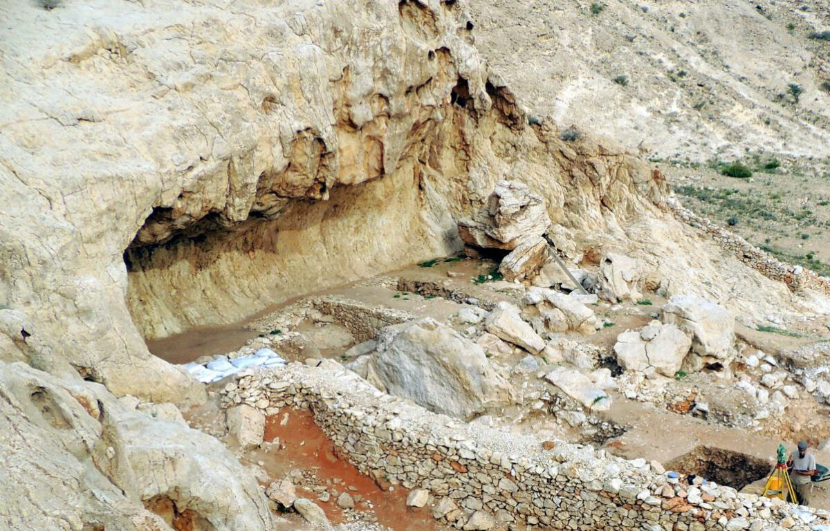 Excavations at Jebel Faya Rock Shelter, UAE. Photo by Knut Bretzke