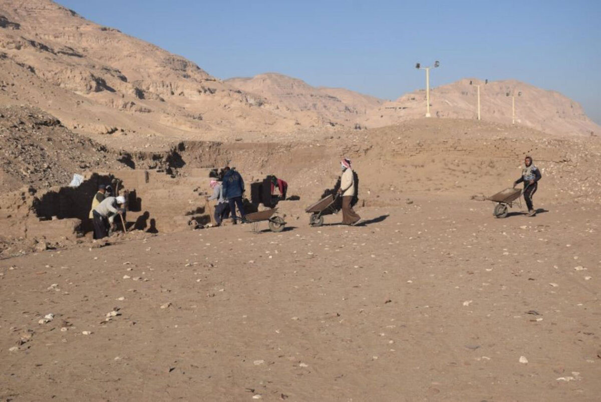A group of workers in the area where the ostraca are found. In the background, the hill of Athribis. Image credit : Athribis-Project Tübingen