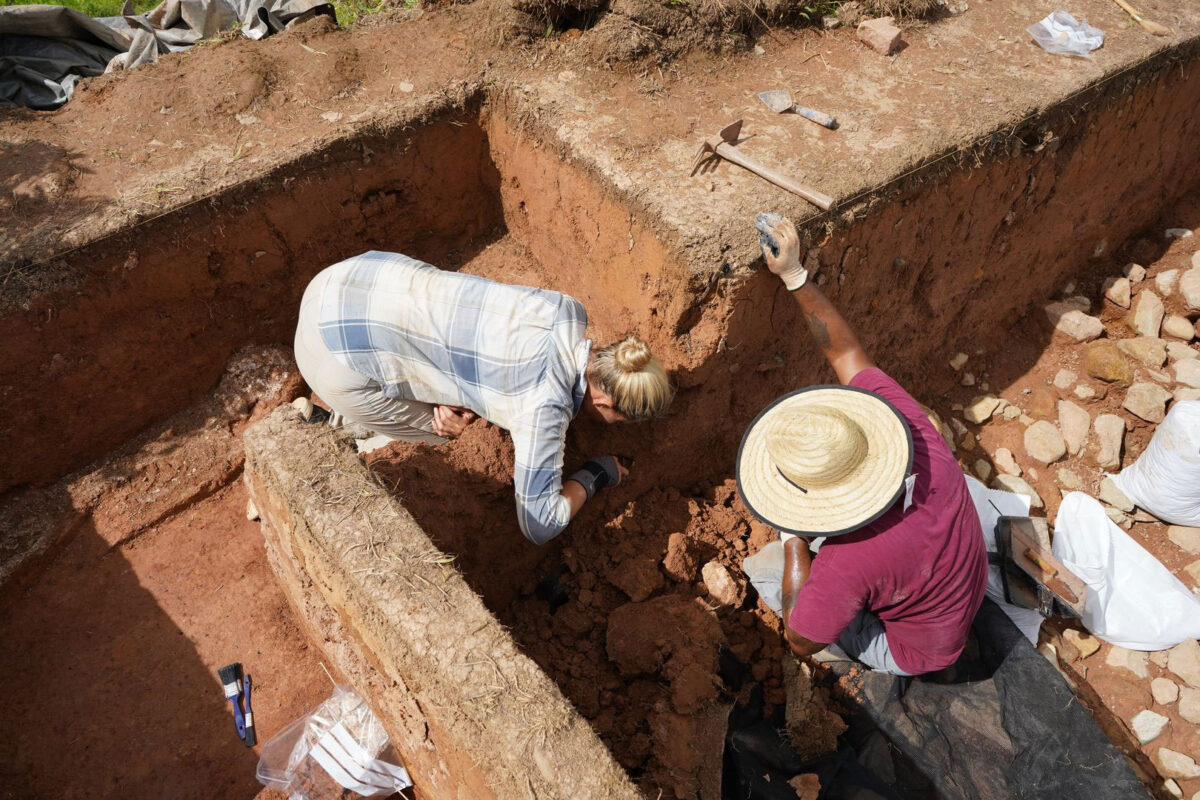 Archaeological excavation at the summit of the Ngerbuns el Bad earthworks. © C. Hartl-Reiter