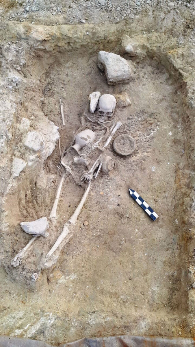 Findings from sections of the two cemeteries (image: AMNA/S.Dimaki)