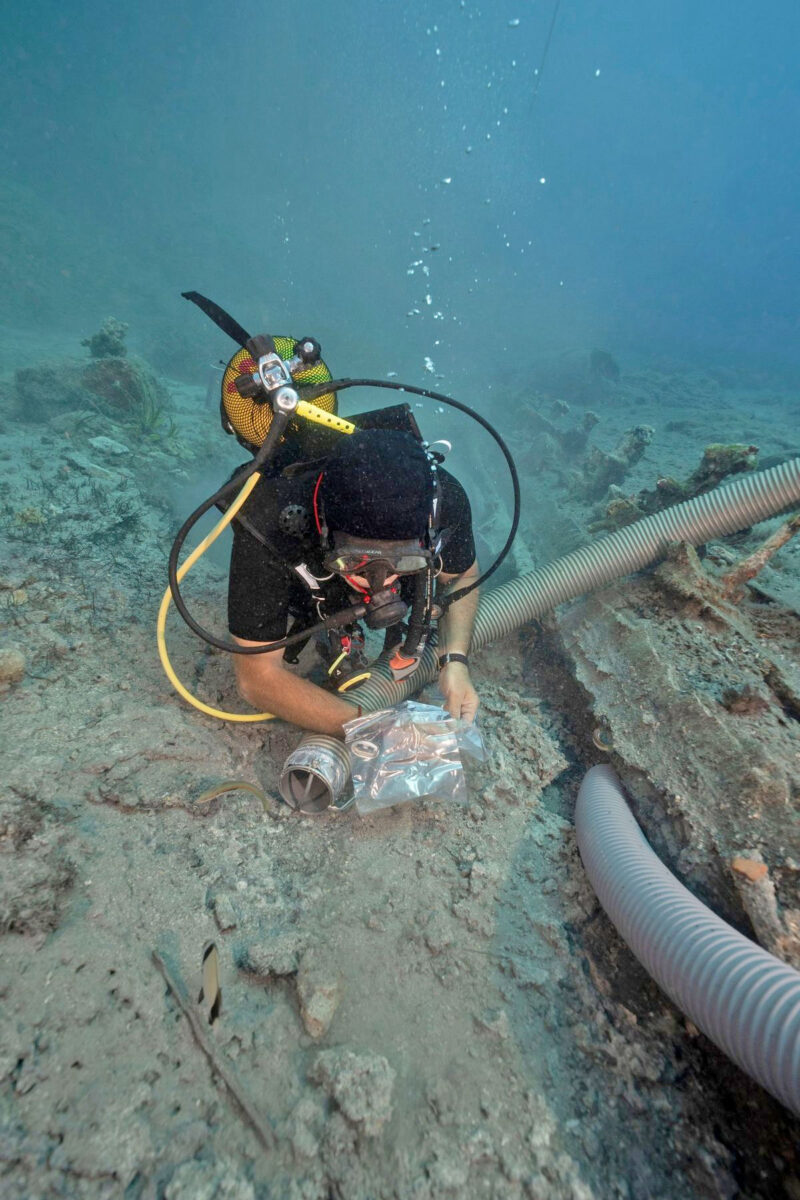 Excavating in Trench 1, 2021 along the ship’s keel (image: Vassilis Tsiairis).