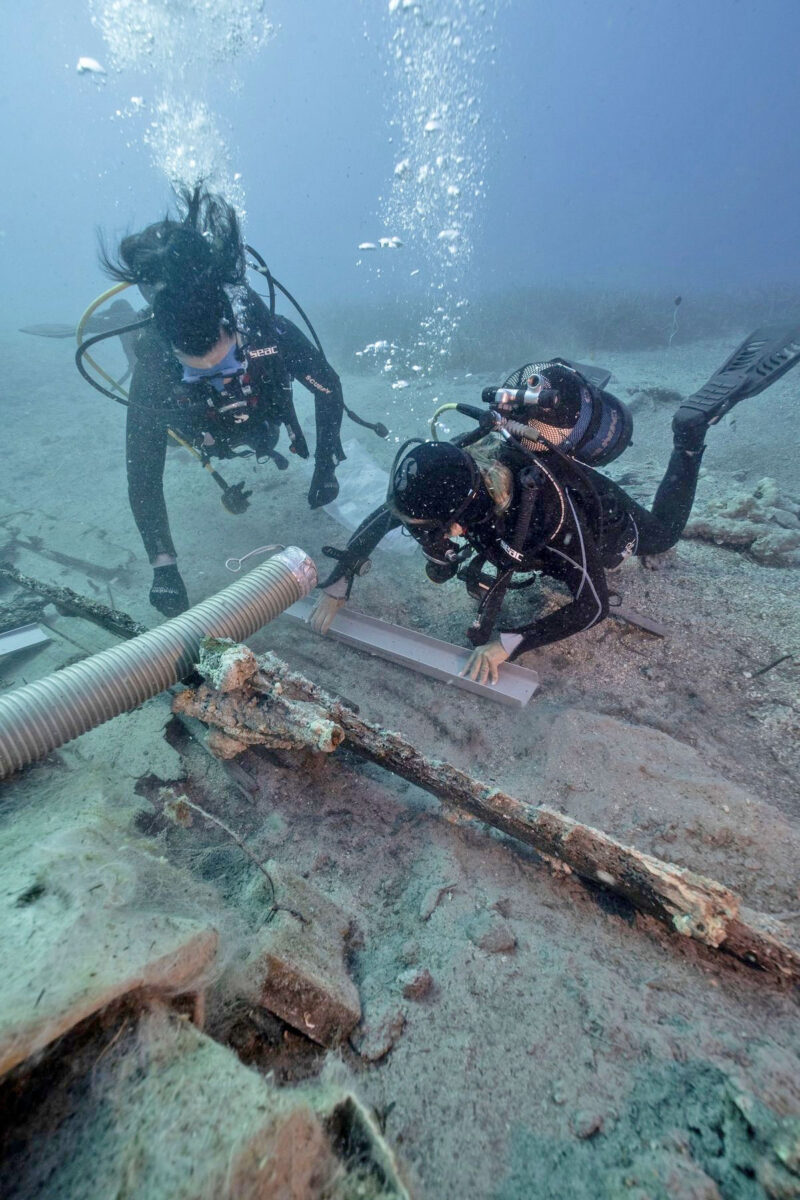 Bringing up part of rope from Trench 2, 2021(image: Vassilis Tsiairis).