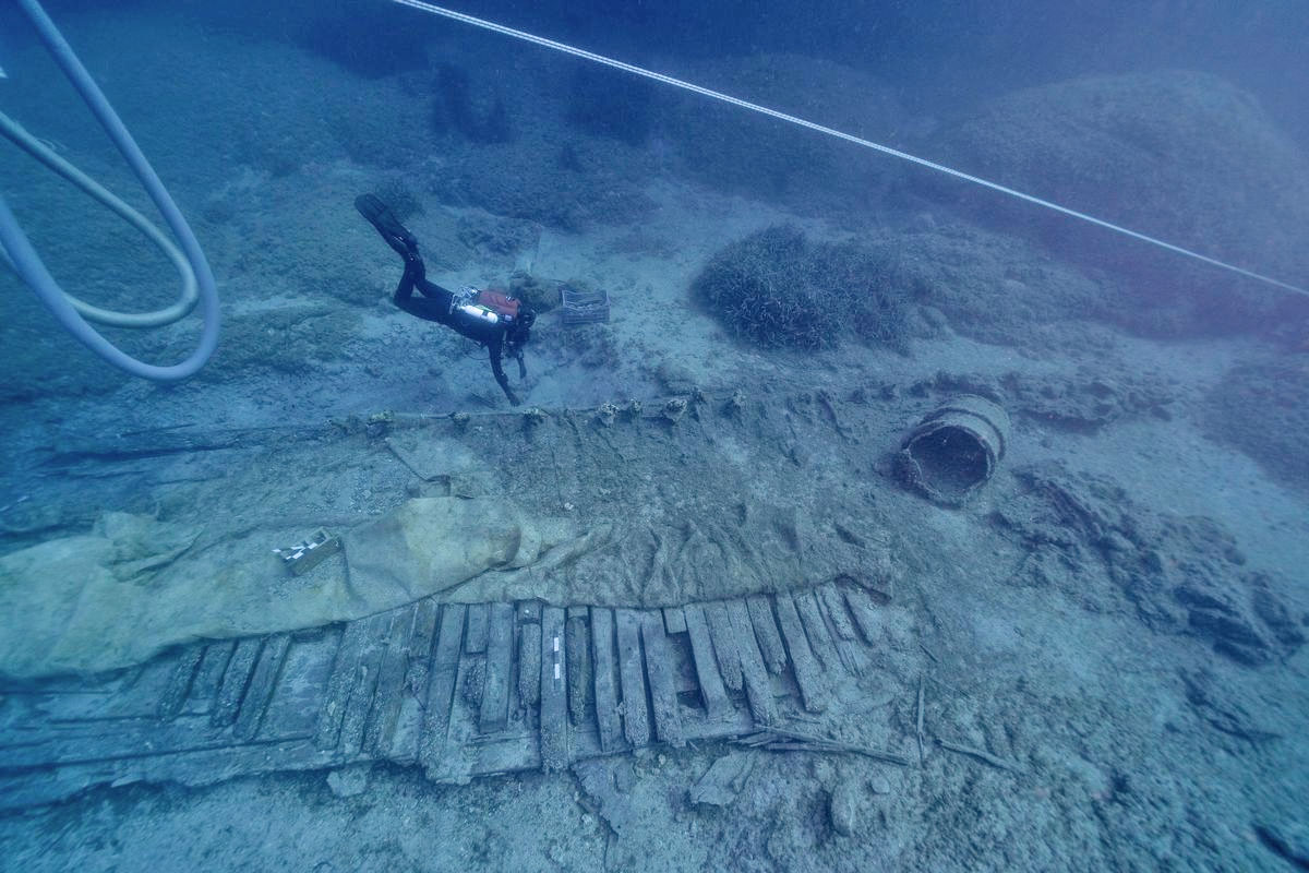 Overall view of the hull and the 2021 excavation site (image: Vassilis Tsiairis).