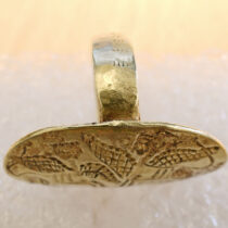 Gold Mycenaean ring returned to Greece