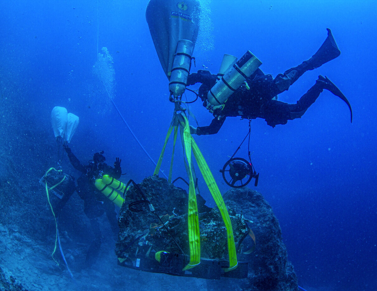 Discovery of ceramic and copper items (image: MOCAS)