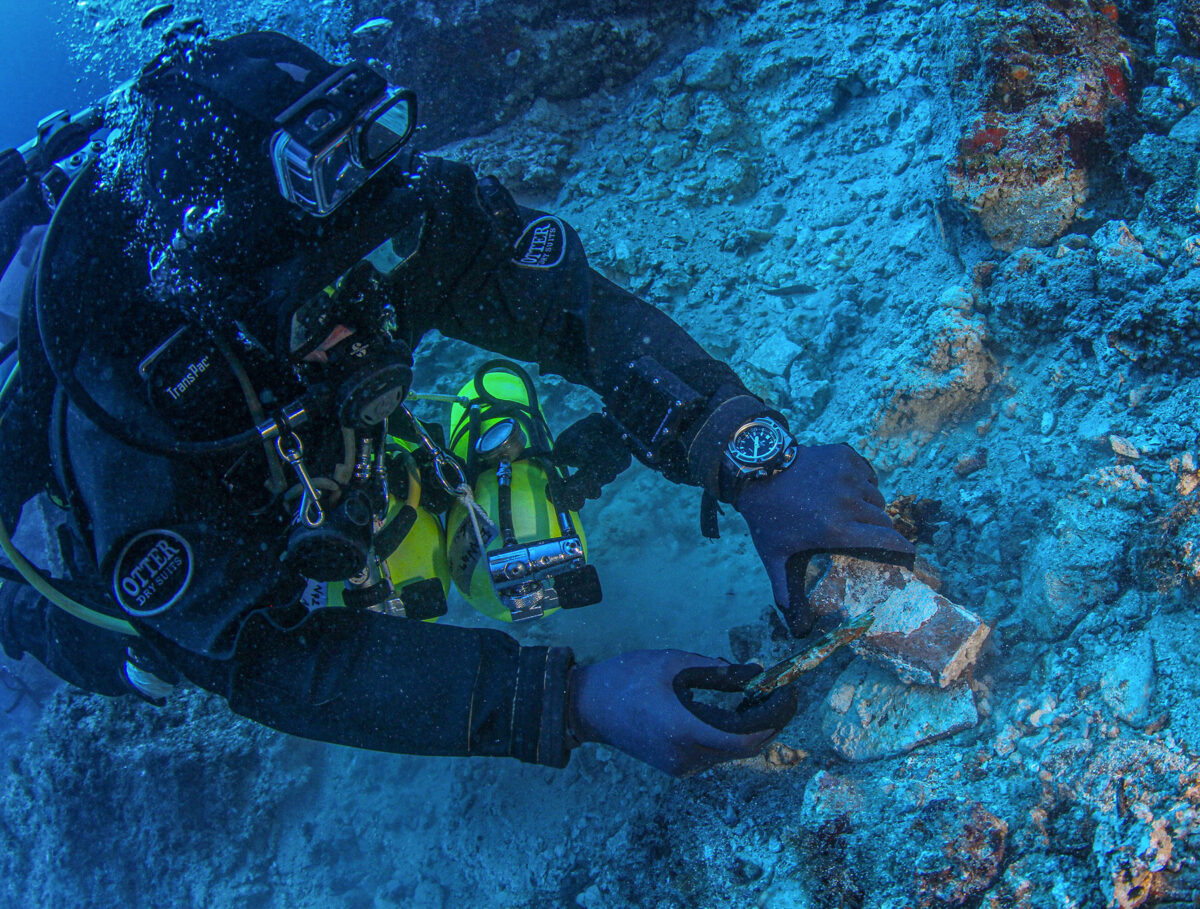 Discovery of ceramic and copper items (image: MOCAS)