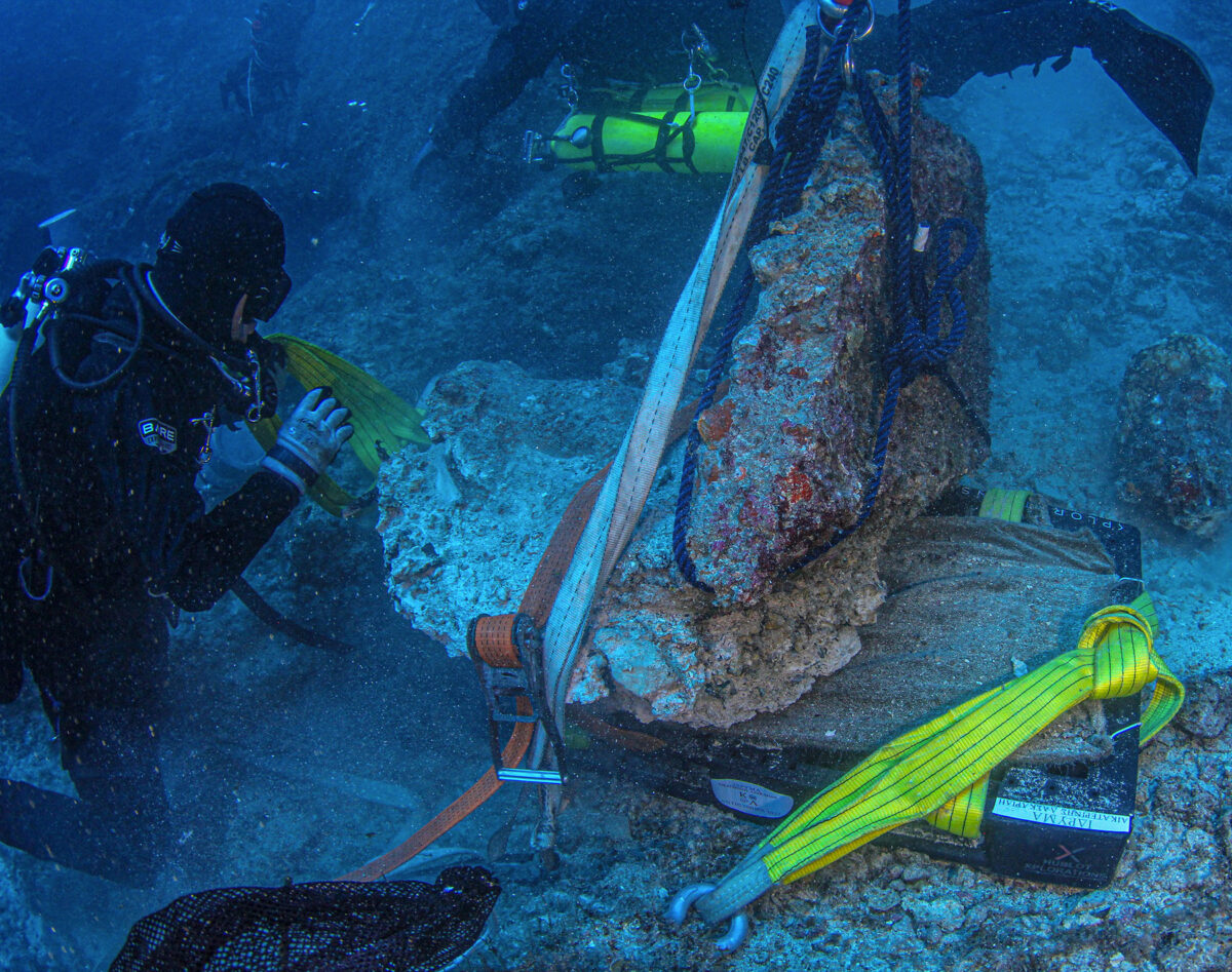 Preparation for bringing up the marble base (image: MOCAS)
