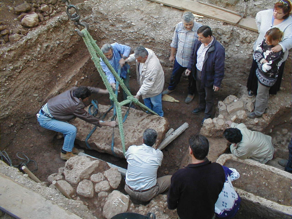 Raising the cover slab of the ceramic vessel and the bronze basin containing the tablets. Photo: The Ephorate of Antiquities of Argolida  