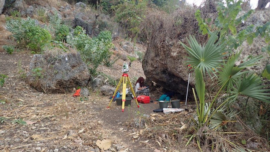 Excavation in progress at Jareng Bori rockshelter in Pantar island. Image: Dr Stuart Hawkins/ANU