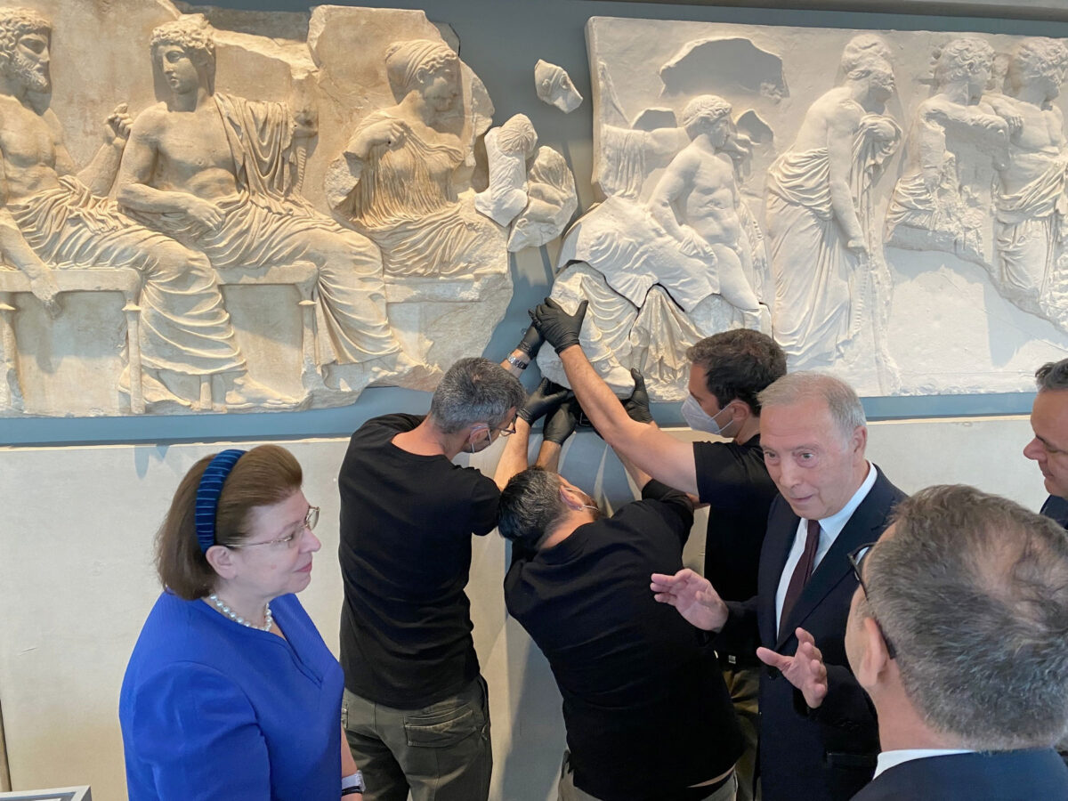 The moment of the fragment’s permanent restoration by conservators of the Acropolis Museum (image: MOCAS)