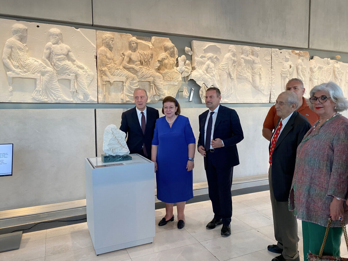 From left to right : Nikos Stampolidis, Lina Mendoni, Massimo Osanna, Dimitris Pantermalis, Caterina Greco (image: MOCAS)