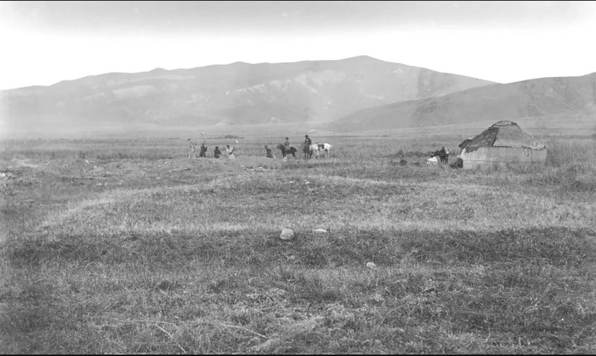 Excavation of the Kara-Djigach site, in the Chu-Valley of Kyrgyzstan within the foothills of the Tian Shan mountains. This excavation was carried out between the years 1885 and 1892. © A.S. Leybin, August 1886