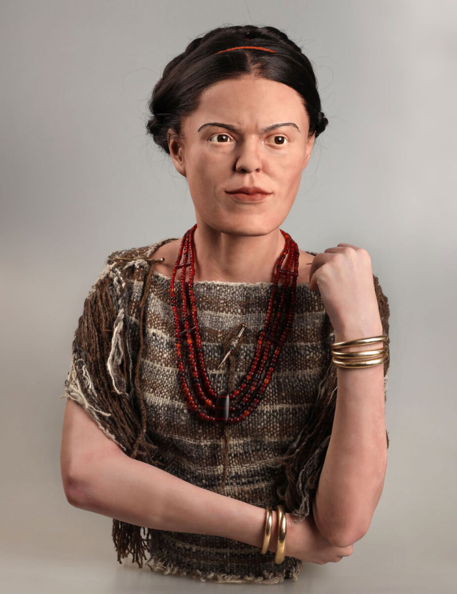 An accurate anthropological reconstruction was possible thanks to the well and almost completely preserved skull of the buried woman and also thanks to the analysis of the archaic DNA (aDNA - ancient DNA) extracted from the bones of the buried woman. Podoba ženy 