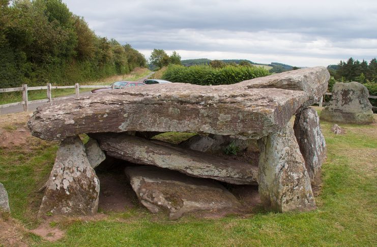 Arthur’s Stone. Image Credit : JamesWoolley - CC BY-SA 3.0