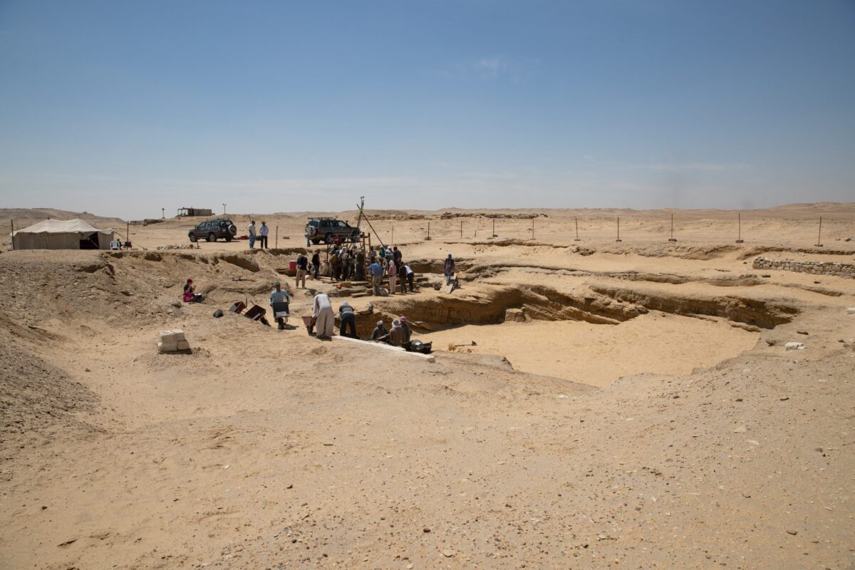Archaeological works before the excavation of the main shaft of Wahibre-mery-Neith’s tomb. Photo: Petr Košárek; archives of the Czech Institute of Egyptology, Charles University.