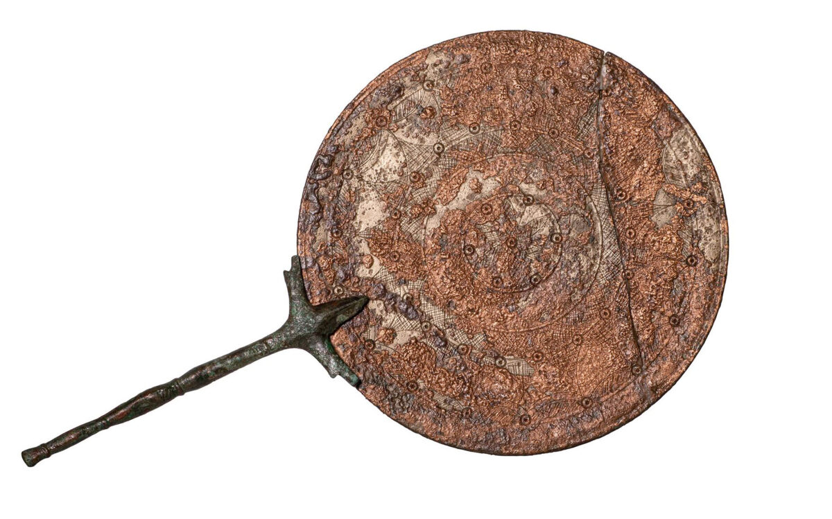 Bronze mirror with handle from Roman times. From the cemetery of the ancient city of Milos. Source: Cyclades Ephorate of Antiquities