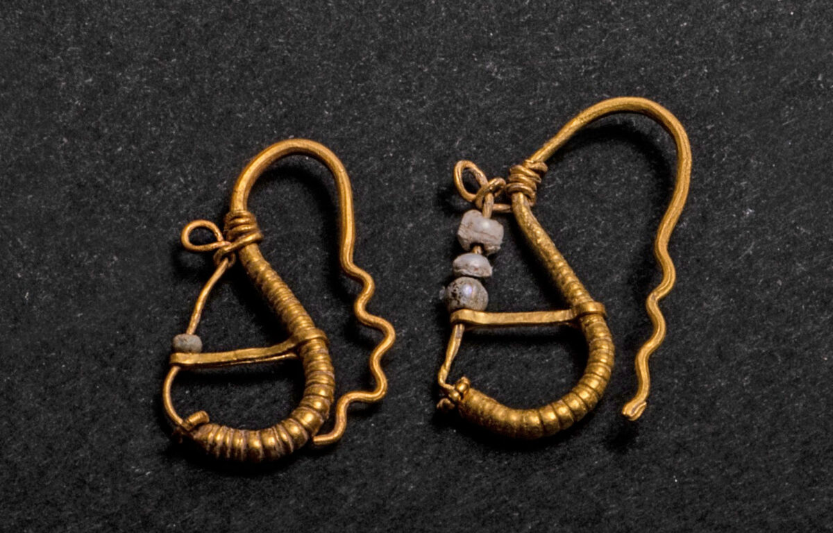 Gold earrings with glass beads from Roman times. From the cemetery of the ancient city of Milos. Source: Cyclades Ephorate of Antiquities 