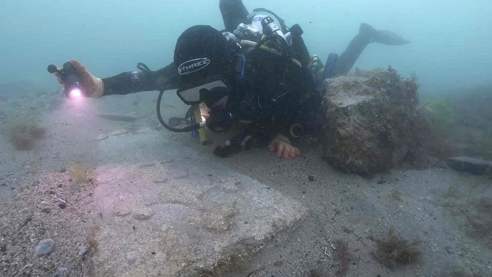 Diver viewing a decorated Purbeck stone gravestone on the 13th century 'Mortar Wreck', Poole Bay, Dorset © Bournemouth University