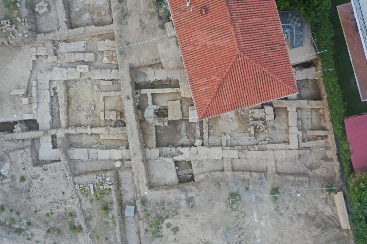 The Late Archaic temple of Artemis and the earlier buildings found in deeper layers. Image credit: MOCAS.