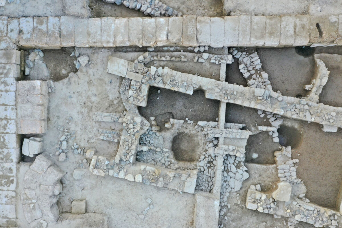 Monumental building of the Early Archaic period and in deeper layers an arched building from the Geometric period and a Late Mycenaean wall. Image credit: MOCAS.