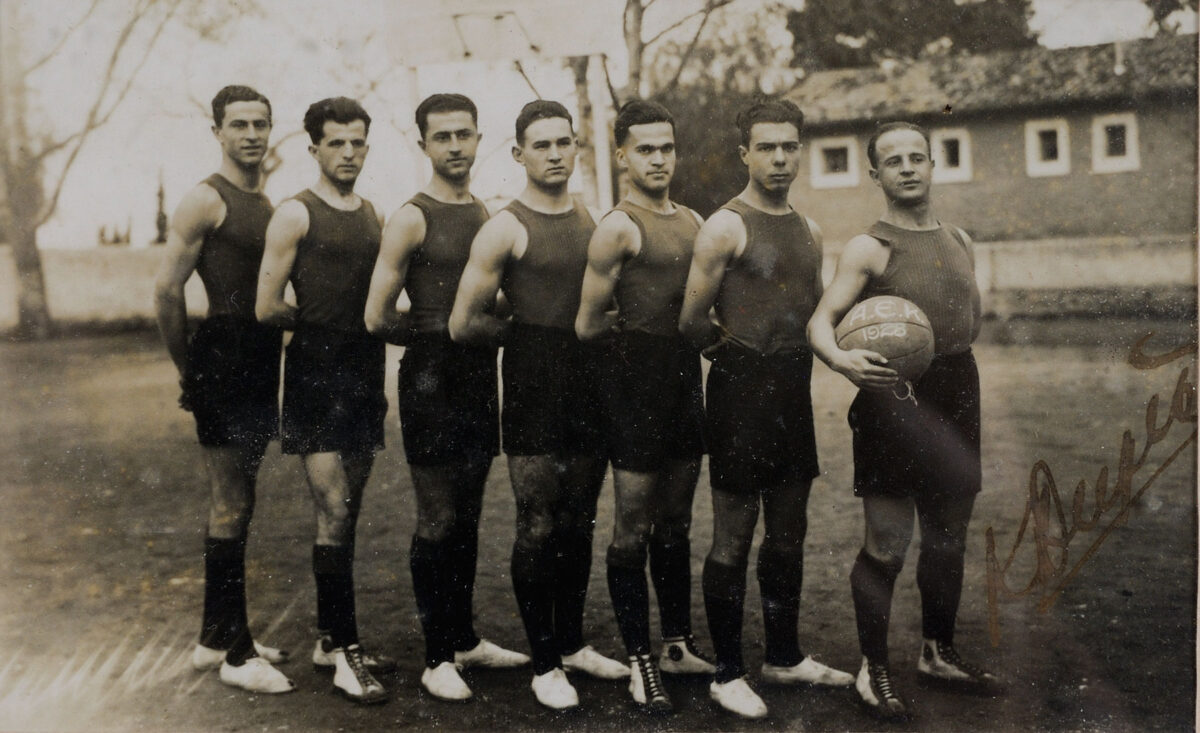 The A.E.K basket ball team, 1928. National Athletics Museum Ioannis Fokianos. Collection of Dimitrios Bondikoulis.

