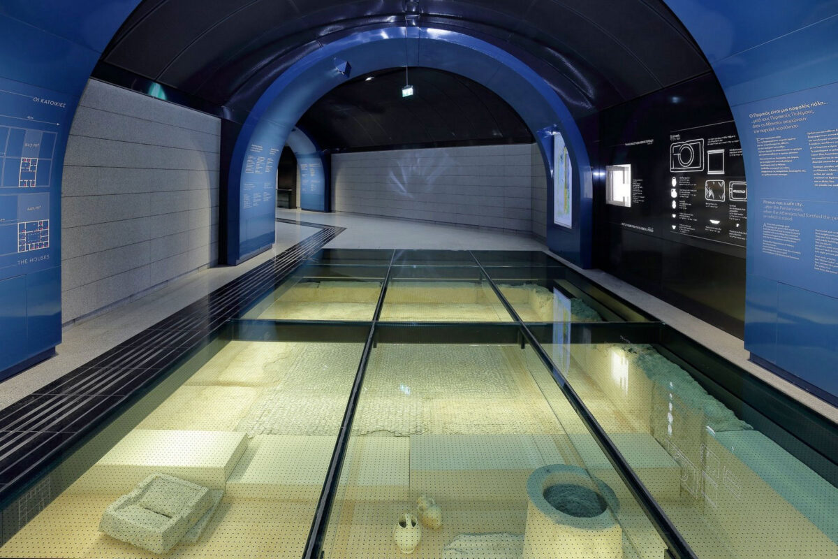 View of the permanent exhibition of Antiquities at the Municipal Theater station, Piraeus (photo: MOCAS) 