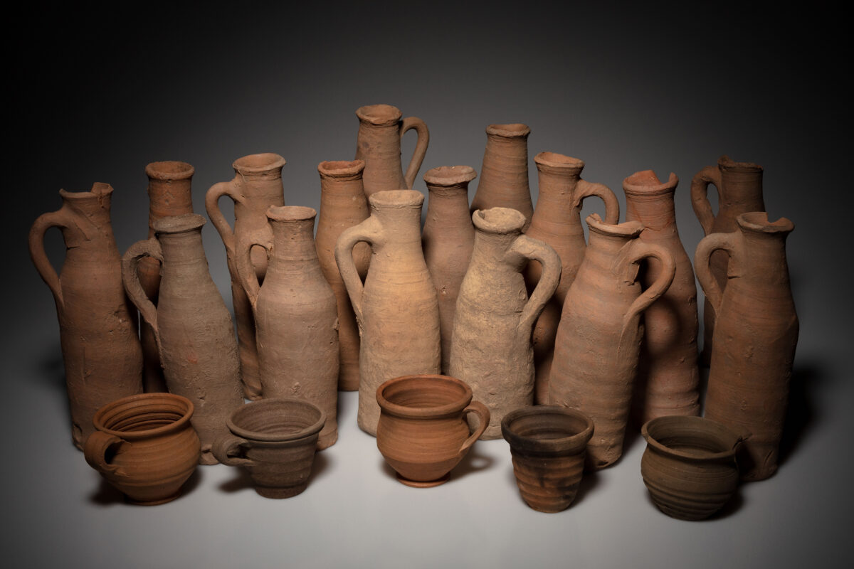 

In the storage room there were numerous small jugs and cups, which can be assumed to have formed a set. Filled with wine, they were served to the clientele in adjacent rooms (tabernas). © OeAW-OeAI/Niki Gail