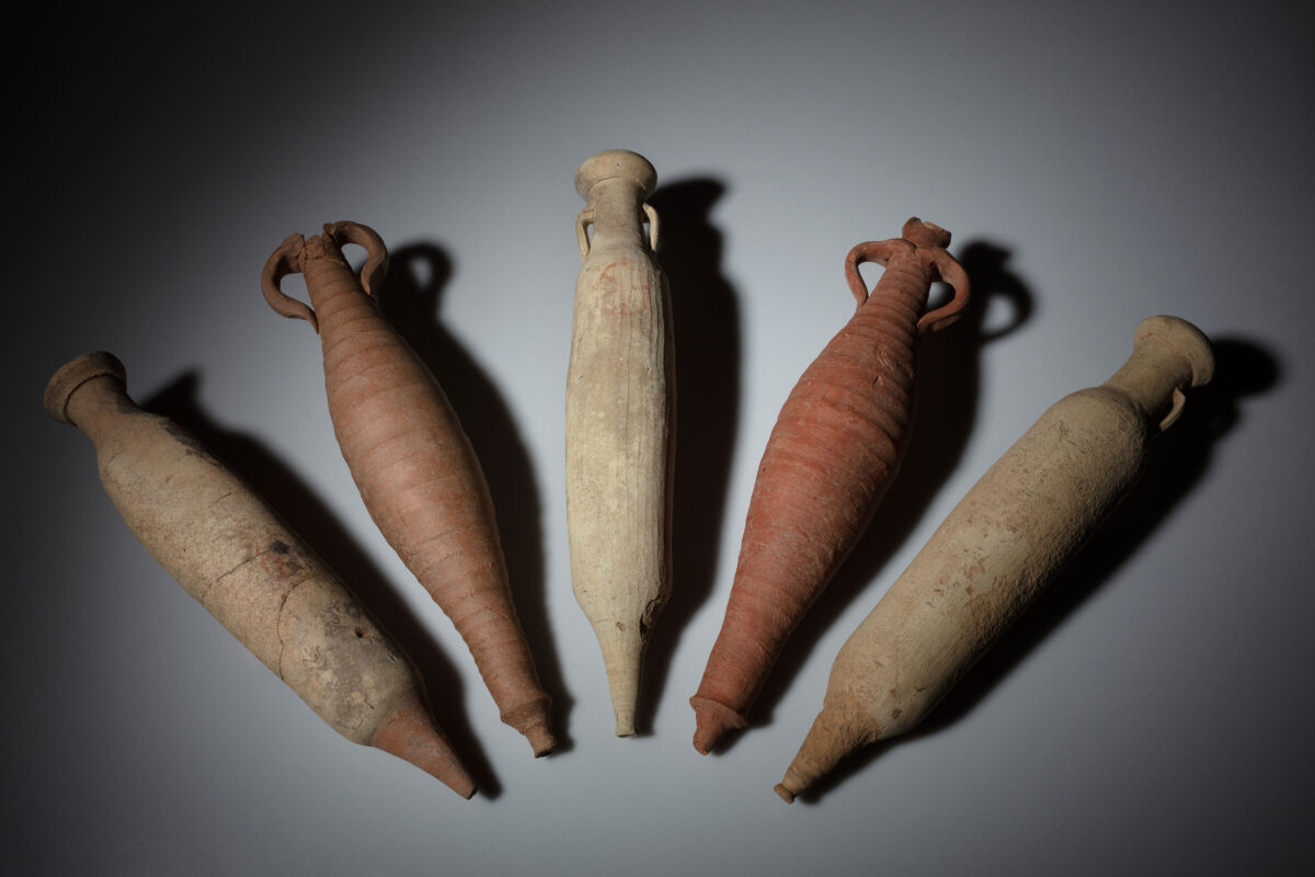 Amphorae were also found in large quantities, some of them from Ephesos (brown), others imported from North Africa (beige). © OeAW-OeAI/Niki Gail