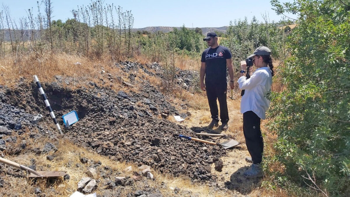Fig. 3. Recording the slag heaps of Asgata and Kalavasos