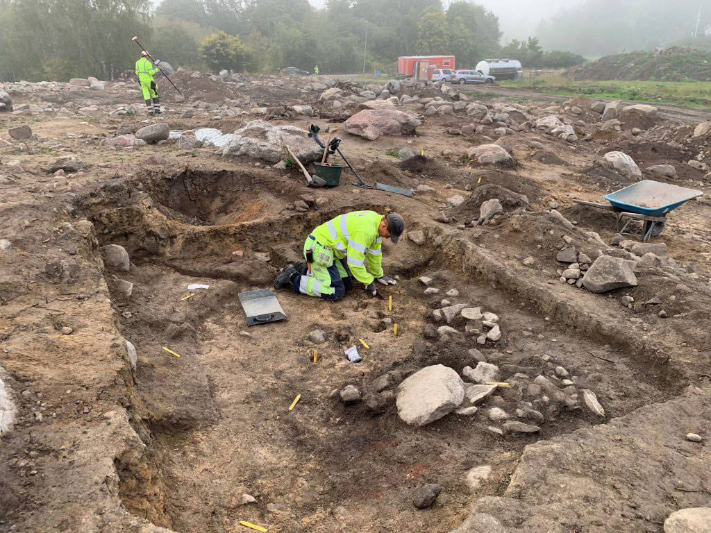 Archaeologist Maria Lingström is digging a house. Photo: The Archaeologists