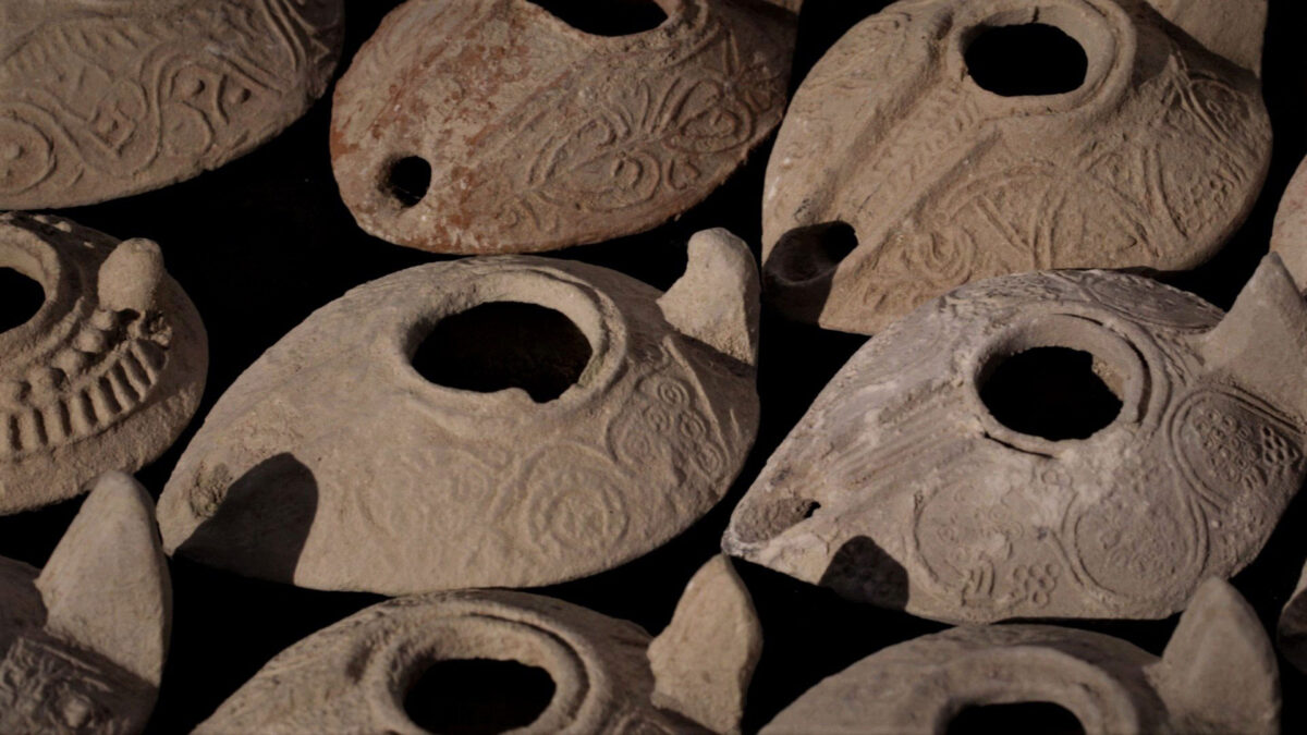 Clay lamps. Image credit: The Friends of the Israel Antiquities Authority.