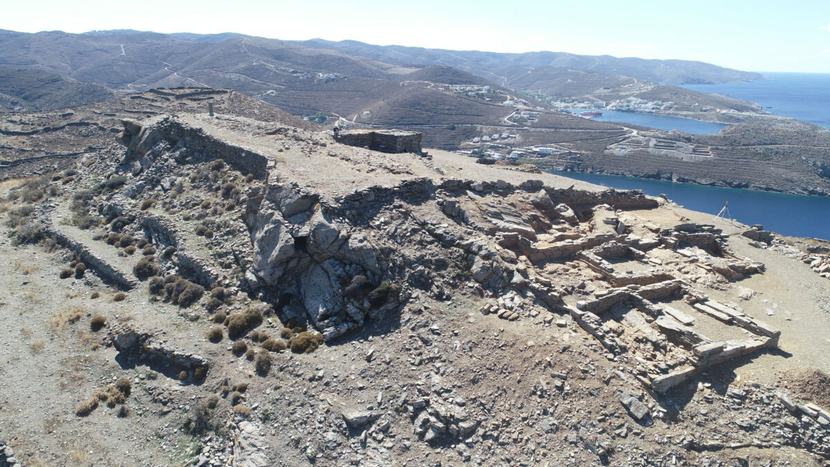 Fig. 2. Aerial view of the acropolis of ancient Kythnos from the Northeast. In the foreground the sanctuary of Demeter and Kore (photo: A. Mazarakis Ainian)