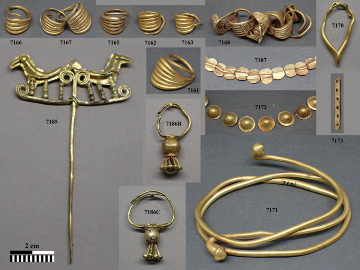 Hair ornaments (top left), a pin (bottom left), necklaces (center) and a torque (bottom right) were among the total 26 gold objects from Poliochni on Lemnos that have been studied by the international team of researchers. © Christoph Schwall / Austrian Archaeological Institute (ÖAI) Vienna