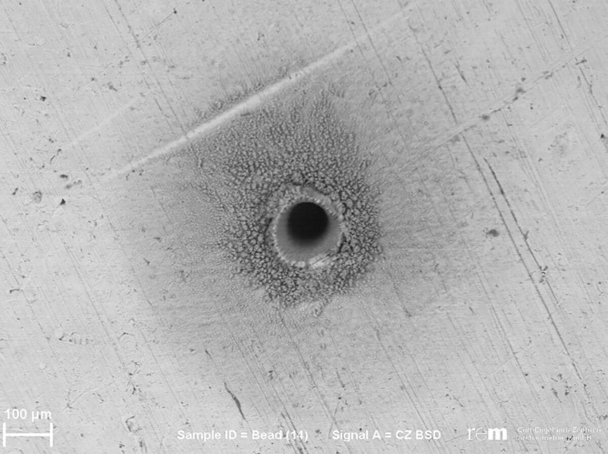 The hole melted in the surface of the gold item with the beam from the portable laser ablation system measures just 120 micro-meters in diameter and is conical in form. The damage to the gold object can only be discerned using an electron microscope. © Curt-Engelhorn-Zentrum Archäometrie gGmbH