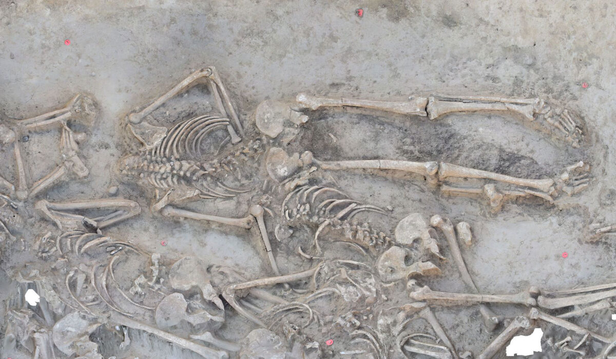 37 skeletons without heads; here are two of them lying on their fronts. How, when, and why the heads were removed is still unclear to the scientists. © Dr. Till Kühl, Institute for Pre- and Protohistoric Archaeology/Kiel University