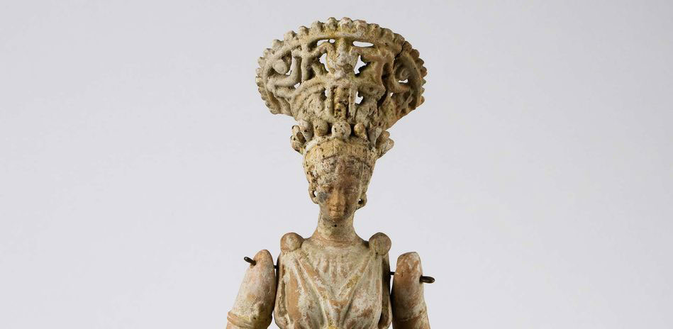Female seated figure in bridal regalia with movable arms, detail, 100-50 BC. © Staatliche Museen zu Berlin, Antikensammlung / Ingrid Geske