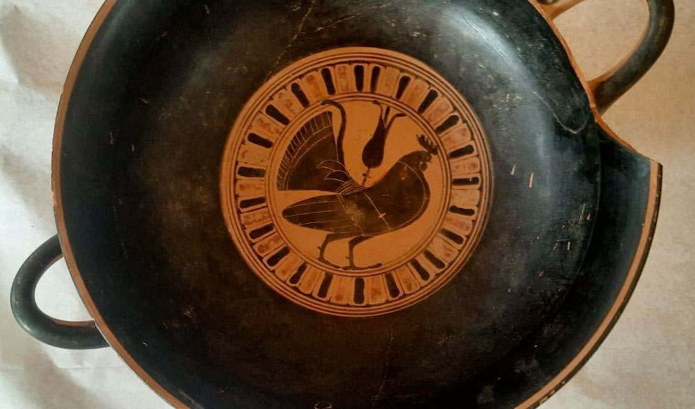 Black-figured Siana kylix with a scene of boxers and judges. In the tondo a rooster is depicted. Around mid-6th c. BC. Image credit: Ministry of Culture and Sports.